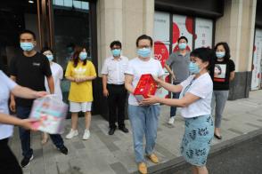 酷暑送清涼 關懷沁人心 --商務區集團所屬中城公司組織開展夏季高溫慰問活動