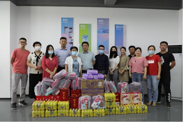 酷暑送清涼 關懷沁人心 --商務區集團所屬中城公司組織開展夏季高溫慰問活動