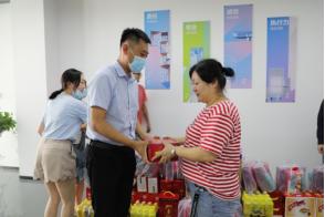 酷暑送清涼 關懷沁人心 --商務區集團所屬中城公司組織開展夏季高溫慰問活動