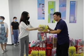 酷暑送清涼 關懷沁人心 --商務區集團所屬中城公司組織開展夏季高溫慰問活動