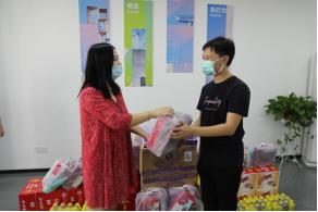 酷暑送清涼 關懷沁人心 --商務區集團所屬中城公司組織開展夏季高溫慰問活動