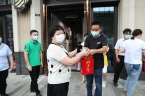 酷暑送清涼 關懷沁人心 --商務區集團所屬中城公司組織開展夏季高溫慰問活動