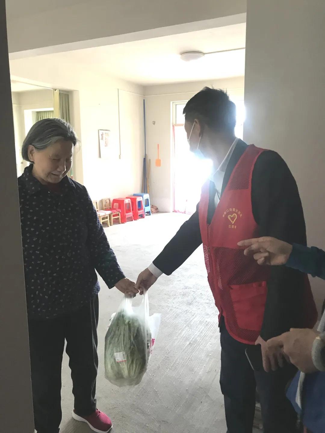 下沉社區(qū)“實(shí)”當(dāng)頭 ，服務(wù)群眾“零距離”